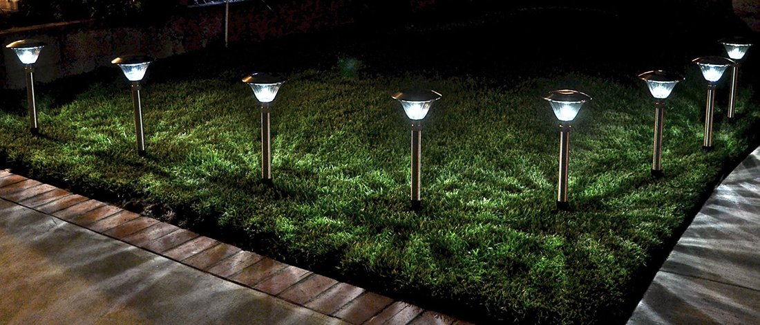 Садовая подсветка уличными светильниками-столбами